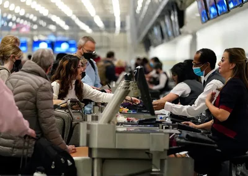 Smart Ways to Navigate Airport Chaos During the Holiday Rush